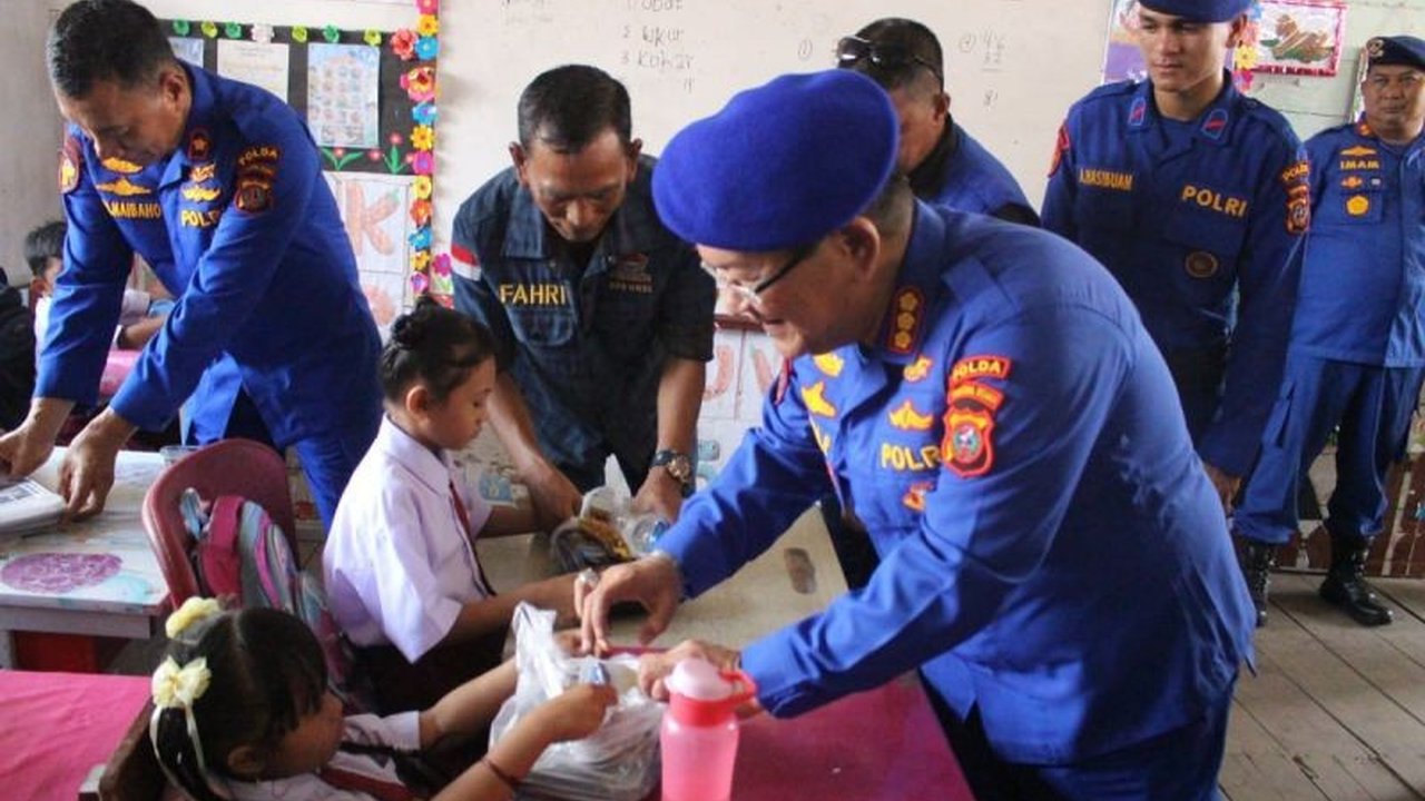 Ditpolairud Polda Sumut, bersama berbagai pihak, menyalurkan 325 paket makan bergizi gratis kepada siswa SDN 068009 Kampung Nelayan Seberang, Medan, sebagai wujud kepedulian terhadap kesejahteraan anak-anak nelayan.