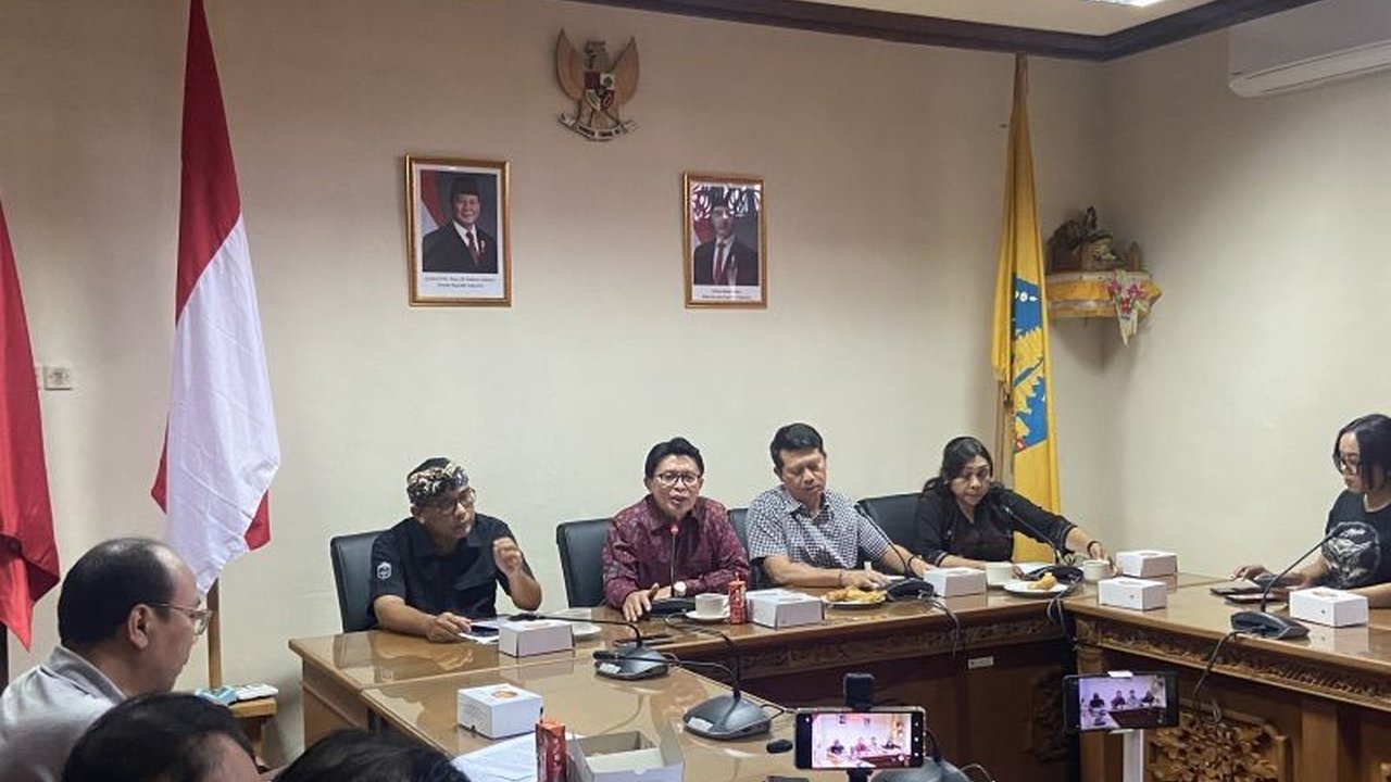 Penggunaan visual Dewa Siwa sebagai latar pertunjukan DJ di sebuah klub malam di Bali mendapat kecaman dari DPRD Bali dan berpotensi melanggar hukum, sehingga pihak pengelola akan dipanggil.