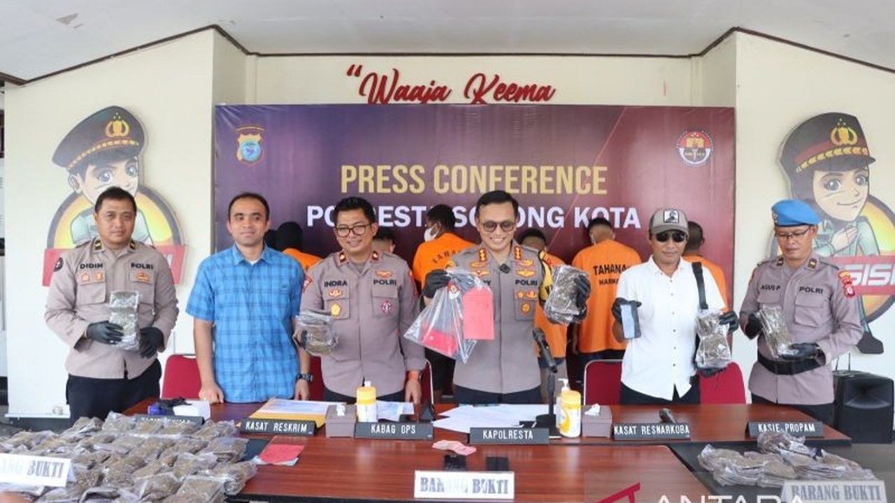 Polresta Sorong berhasil menangkap pengedar ganja seberat 5,4 kg di Bandara DEO, Sorong, Papua Barat Daya, setelah sebelumnya pelaku terbang dari Jayapura; pihak kepolisian masih melakukan penyelidikan lebih lanjut.