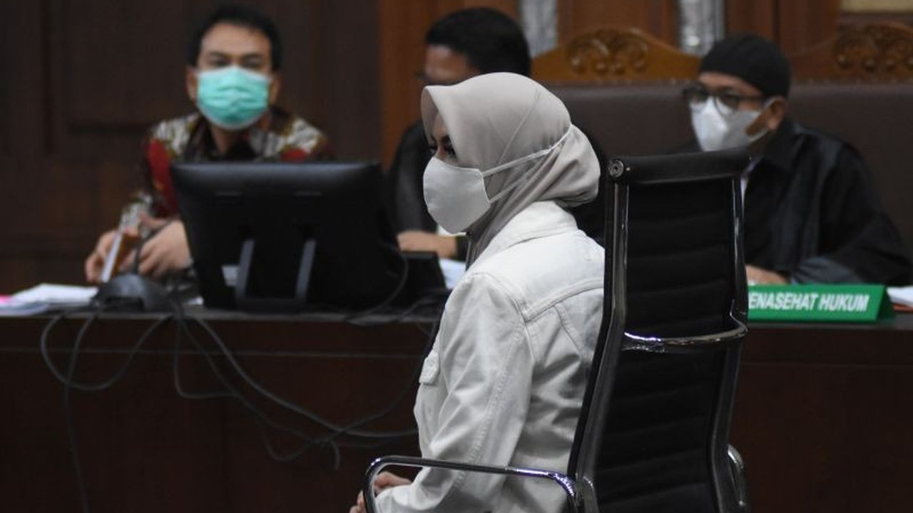 Penyidik KPK menggeledah rumah politikus Ahmad Ali terkait penyidikan kasus dugaan penerimaan gratifikasi oleh mantan Bupati Kutai Kartanegara, Rita Widyasari, yang tengah menjalani hukuman penjara.