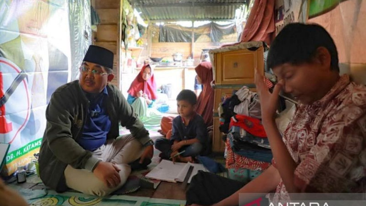 Bupati Tanjung Jabung Barat, Anwar Sadat, membantu renovasi rumah Muhammad Afandi yang rusak dan berisiko banjir, dengan dana Rp25 juta dari Baznas, serta memberikan bantuan kesehatan dan sembako.