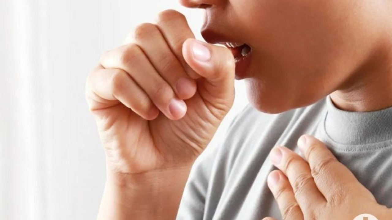 Prof. Dr. Faisal Yunus menjelaskan bahwa kurang istirahat dan kelelahan dapat memperberat infeksi pneumonia, terutama pada individu dengan daya tahan tubuh lemah atau penyakit penyerta.