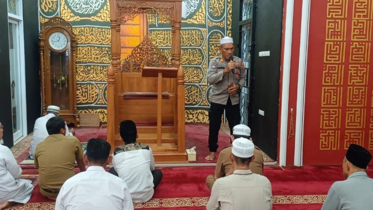 Polisi di Lampung Barat gencar melakukan edukasi warga terkait meningkatnya kemunculan harimau Sumatera, memberikan tips pencegahan dan penanganan jika bertemu harimau.