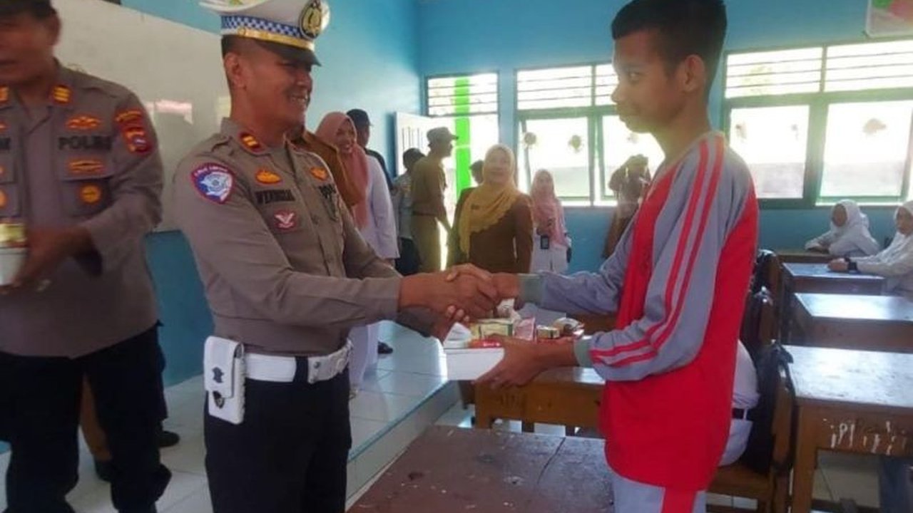 Kepolisian Resor Agam, Sumatera Barat, memberikan bantuan makanan bergizi gratis kepada 45 siswa MTs Panyinggahan Maninjau untuk mendukung pendidikan dan kesehatan mereka.
