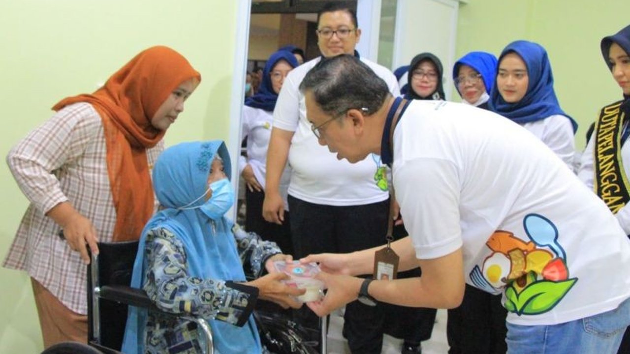RSUD dr. Loekmono Hadi Kudus peringati Hari Gizi Nasional dengan seminar dan edukasi gizi seimbang, melibatkan guru, organisasi wanita, dan pasien, serta membagikan paket makanan sehat.