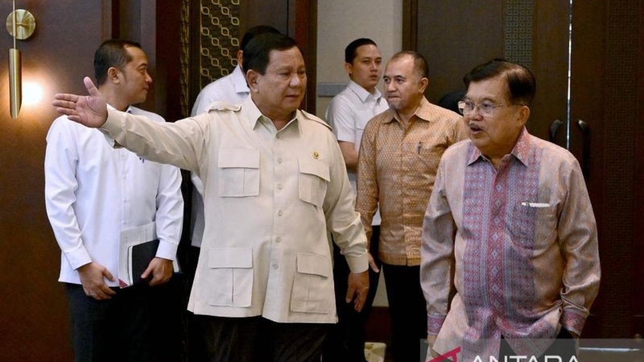 Wakil Presiden Jusuf Kalla (JK) memberikan masukan kepada Presiden Prabowo Subianto terkait strategi ketahanan pangan nasional, khususnya dalam mengelola surplus beras dan menstabilkan harga di pasaran.