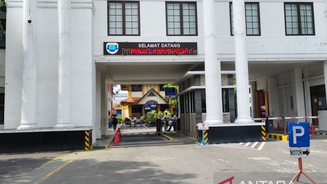 SMKN 2 Surakarta menunggu surat resmi dari Kemendikbudristek terkait perpanjangan SNBP, setelah siswa melakukan aksi protes karena kendala pendaftaran.