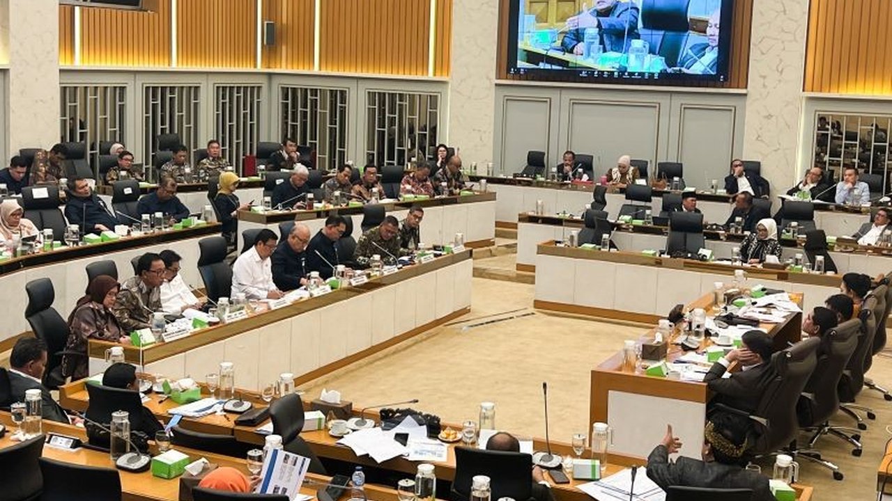 Bulog menyiapkan berbagai strategi untuk menyerap 3 juta ton beras, termasuk sinergi dengan petani, teknologi monitoring, dan kerjasama dengan berbagai pihak untuk mencapai target pengadaan beras pemerintah.