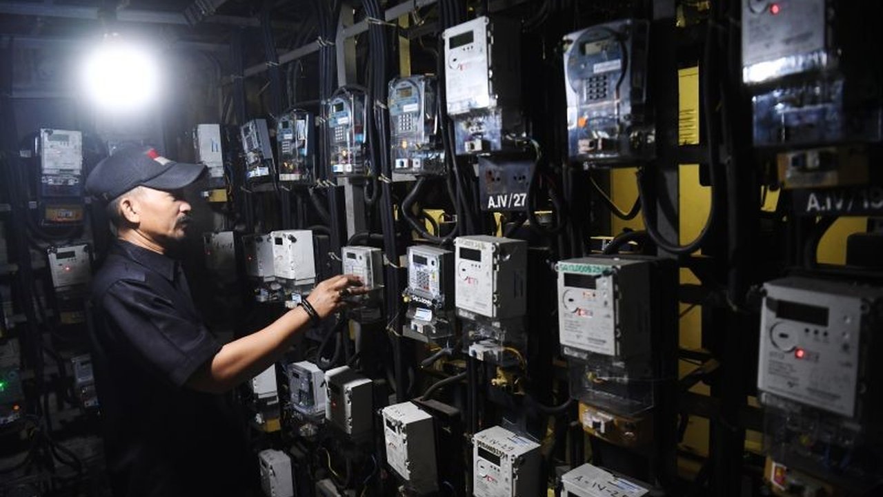 Deflasi 0,76 persen di Januari 2025 mengindikasikan melemahnya daya beli masyarakat Indonesia, diperparah penurunan kelas menengah dan dampak pada sektor ritel dan manufaktur.