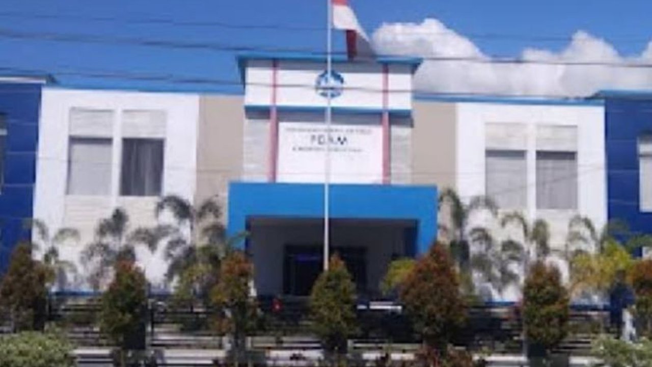 Tunggakan pelanggan PDAM Lombok Timur mencapai Rp12 miliar, didominasi PNS, dan bupati terpilih berjanji akan melakukan pemutihan tunggakan tersebut.