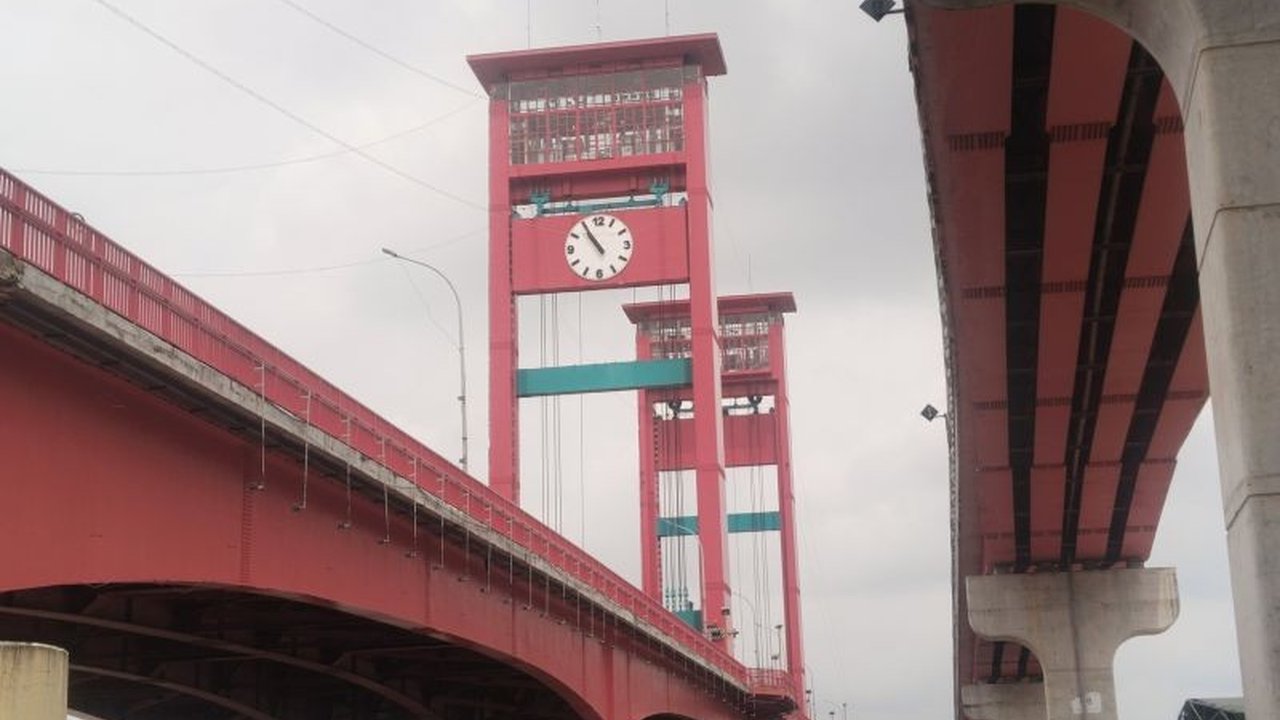 Pemerintah Kota Palembang melarang anak di bawah 13 tahun dan lansia di atas 65 tahun naik Menara Jembatan Ampera demi keselamatan, meskipun menara tersebut telah dibuka untuk wisata sejak 1 Februari 2025.
