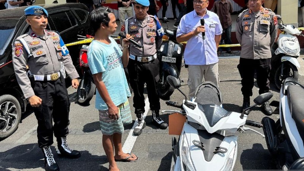 Polisi Daerah Nusa Tenggara Barat mengungkap kasus pencurian kendaraan bermotor dengan modus pelaku menyamar sebagai polisi, menakut-nakuti korban, dan membawa kabur motornya di Lombok Barat pada Januari 2025.