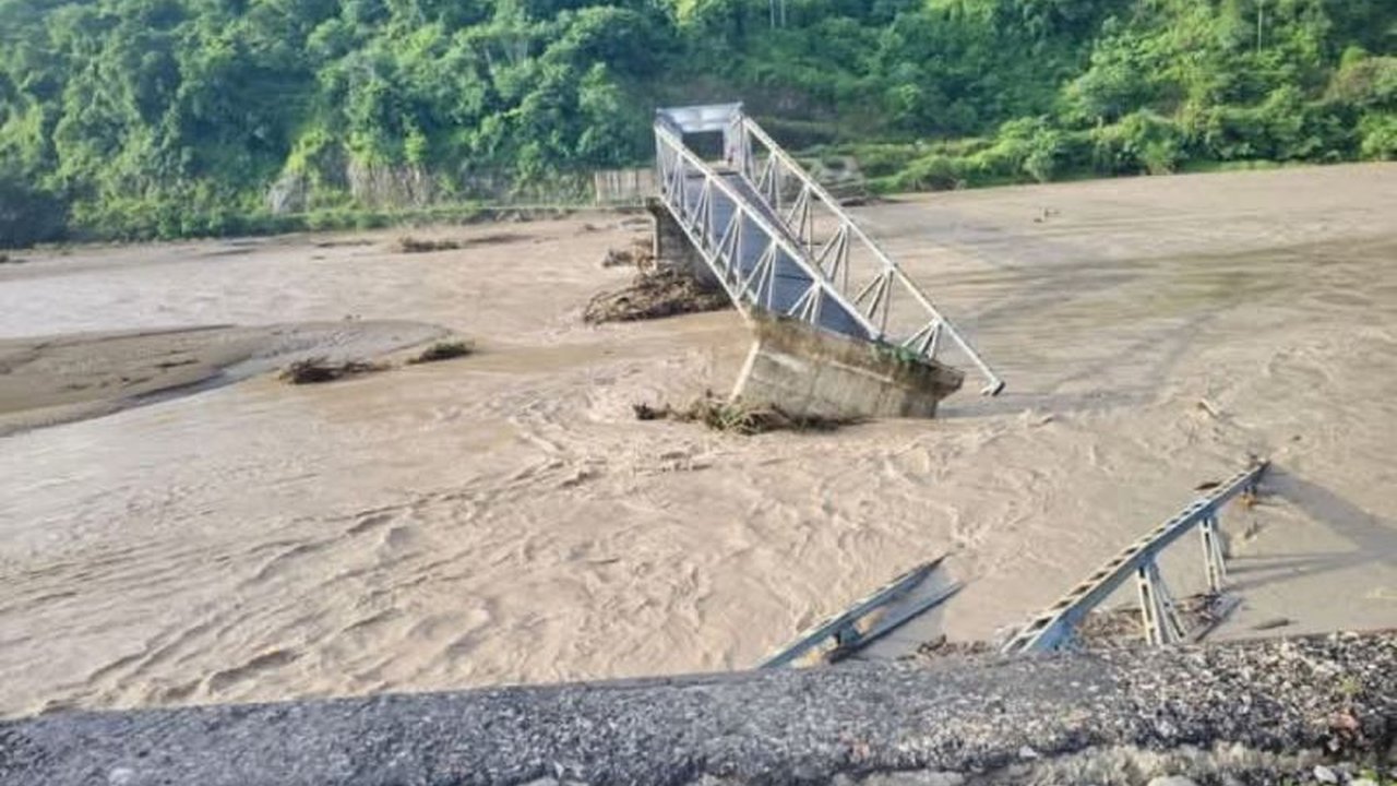 Pemerintah Kabupaten Kupang membuka jalur alternatif untuk mengatasi putusnya Jembatan Termanu akibat banjir, menghubungkan kembali akses ke tiga kecamatan terdampak di wilayah Amfoang, meskipun bersifat sementara.