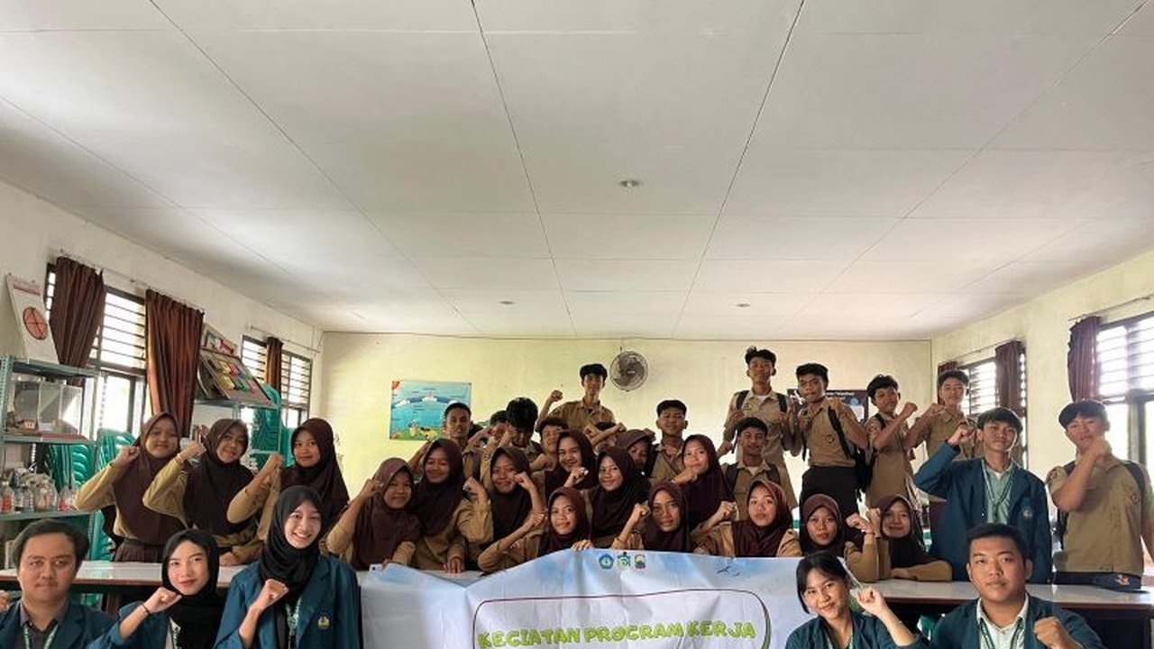 Mahasiswa KKN Unila memberikan sosialisasi bahaya narkoba dan judi online kepada 30 pelajar SMPN 2 Merbau Mataram, Lampung Selatan, guna mencegah generasi muda terjerat adiksi dan tindak pidana.