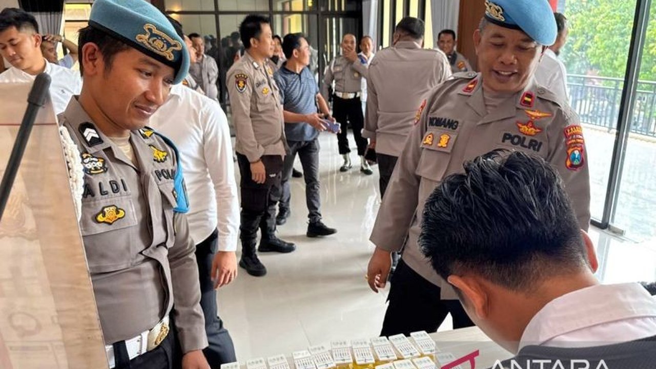 Polres Situbondo melakukan tes urine kepada 51 anggotanya yang akan mengikuti ujian kenaikan pangkat untuk memastikan bebas dari narkoba, sebagai wujud komitmen menjaga integritas dan pelayanan prima kepada masyarakat.