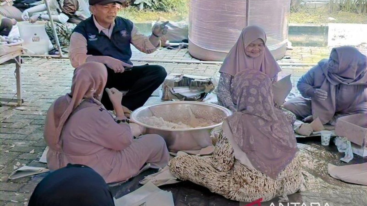 Kementerian Sosial RI menyalurkan bantuan bagi warga Kalimantan Selatan yang terdampak banjir, meliputi sembako, pakaian, dan tenda, dengan fokus pada kelompok rentan di berbagai wilayah terdampak.