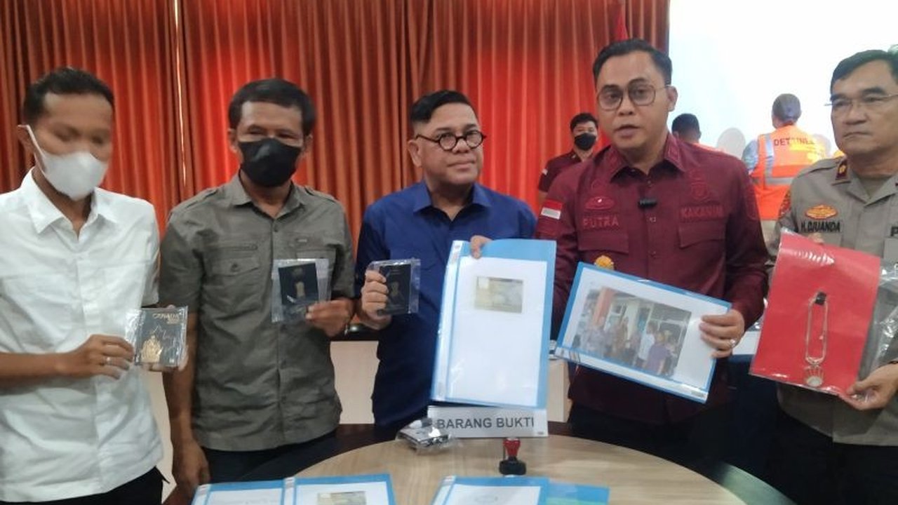 Imigrasi Denpasar memeriksa seorang WNA Inggris yang diduga melanggar izin tinggal dengan membuka usaha sewa motor di Nusa Penida, Bali, dan menindak tegas beberapa WNA lain yang melanggar aturan imigrasi.