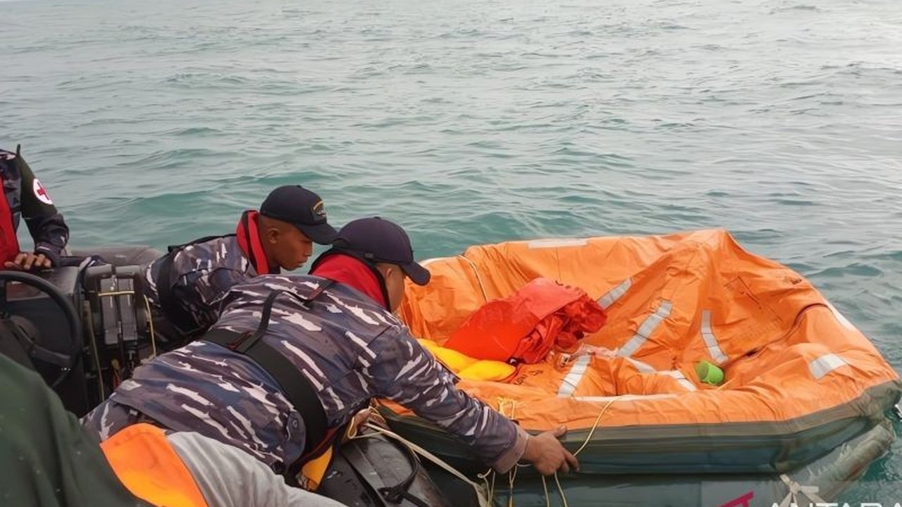 TNI Angkatan Laut berhasil mengevakuasi 17 orang dari kapal wisata KM Putri Papua yang tenggelam di perairan Sorong, Papua Barat Daya, setelah mengalami kerusakan mesin pada Selasa dini hari.