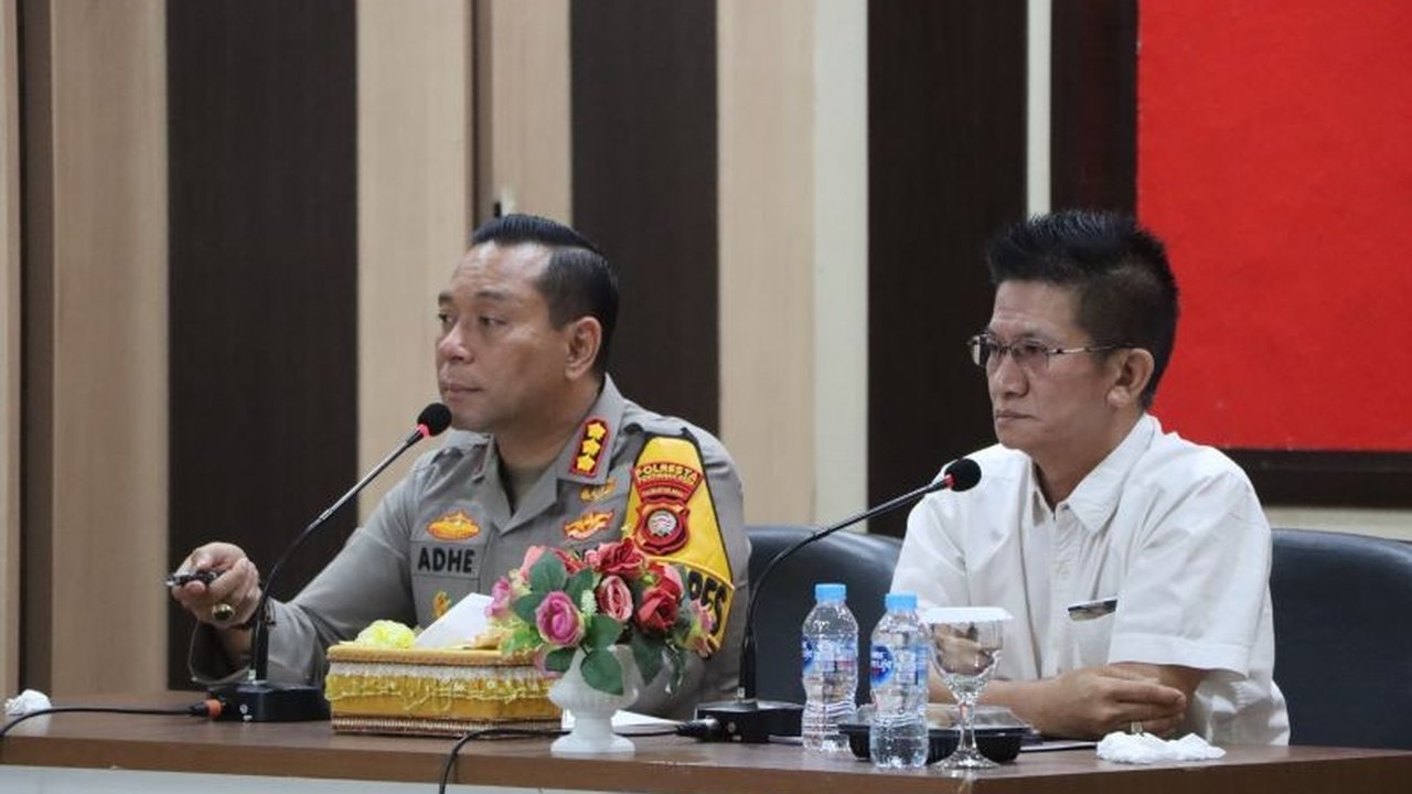 Polresta Pontianak menggelar rapat koordinasi untuk memastikan perayaan Cap Go Meh 2025 di Pontianak, Kalimantan Barat, aman, tertib, dan lancar, melibatkan berbagai pihak termasuk kepolisian, Dinas Perhubungan, dan panitia.