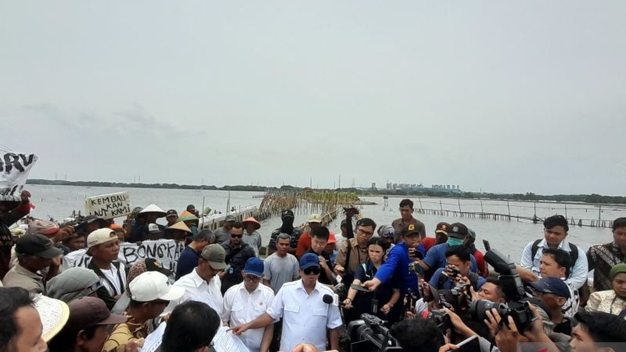 Menteri ATR/BPN Nusron Wahid mengungkapkan kasus misterius pemindahan sertifikat tanah 11 hektare milik warga Desa Segarajaya, Bekasi, yang secara tiba-tiba berpindah ke area pagar laut pada Juli 2022, diduga akibat manipulasi data.