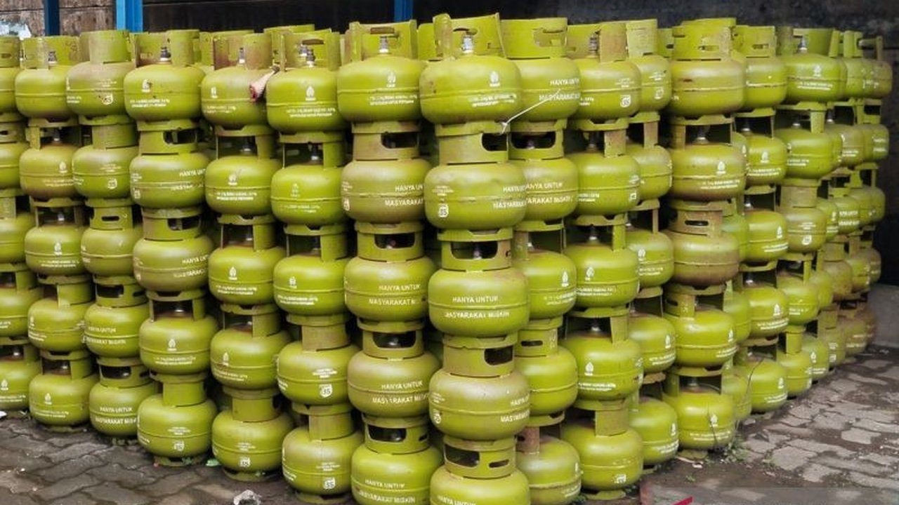 Pemkab Kudus mulai mensosialisasikan aturan baru pembelian elpiji 3 kg bersubsidi, membatasi pembelian untuk warga miskin terdaftar di DTKS dan pelaku UMKM dengan NIB, guna memastikan penyaluran tepat sasaran.