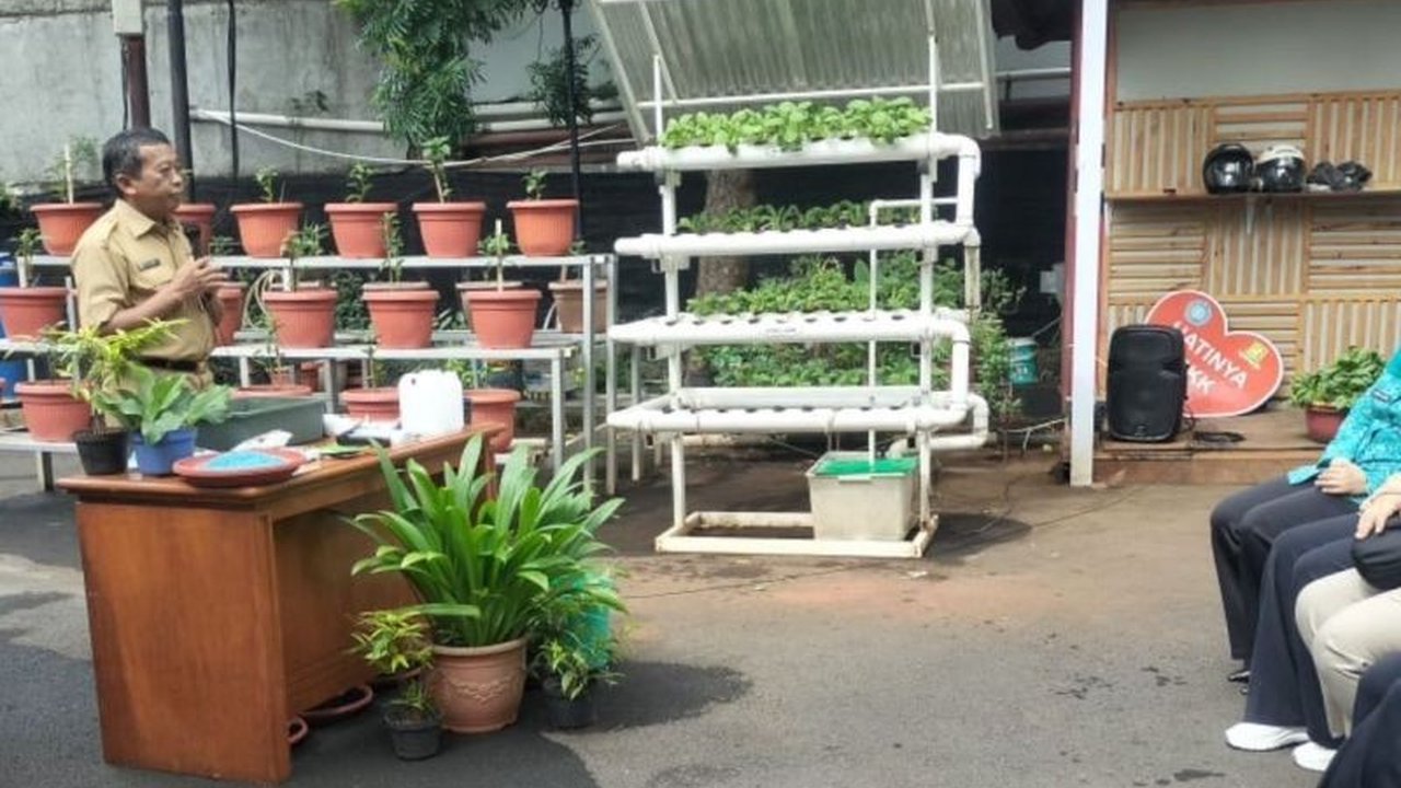 Pemkab Kepulauan Seribu melatih warga bercocok tanam di lahan terbatas melalui program urban farming untuk meningkatkan ketahanan pangan dan mengurangi inflasi, serta menekan angka stunting.