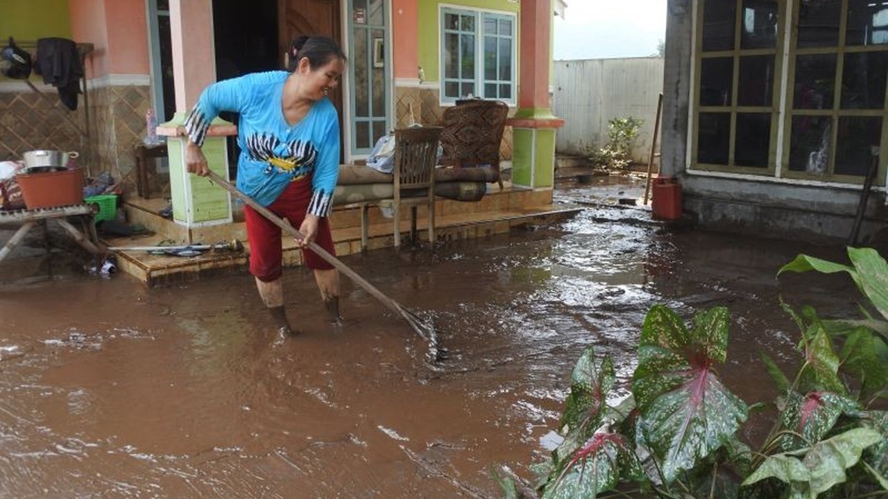 BNPB memperingatkan peningkatan intensitas hujan di sejumlah wilayah Indonesia dalam tiga hari ke depan, berpotensi menyebabkan banjir dan tanah longsor; masyarakat diimbau waspada dan siaga.