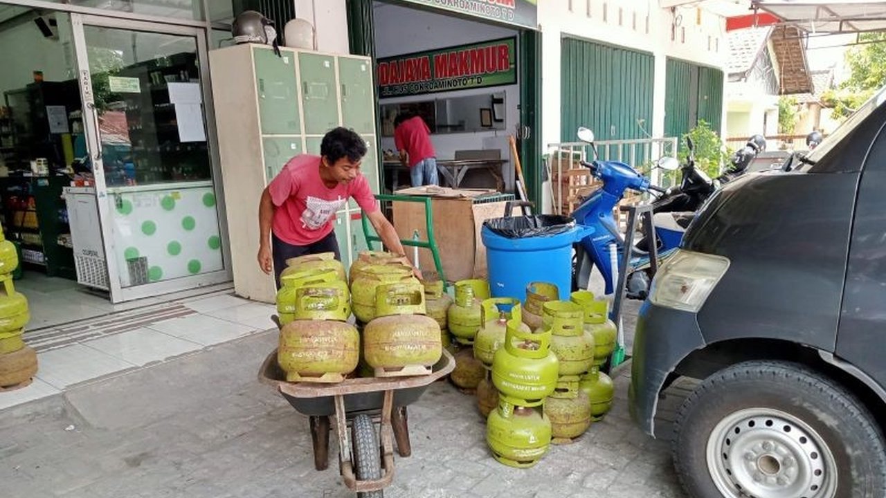 Dinas Perdagangan Kota Mataram menunggu regulasi pemerintah pusat terkait kebijakan sub pengecer LPG 3 kg,  meski stok saat ini aman dan distribusi normal.