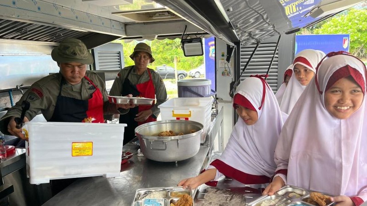 Satgas Madago Raya Polda Sulteng membantu program makan bergizi gratis (MBG) di Kabupaten Poso dengan mengerahkan mobil dapur umum, menyediakan makanan bergizi untuk 258 siswa SDIT Permata Islam 2 Tabalu, sebagai bentuk kepedulian dan mempererat hubungan.