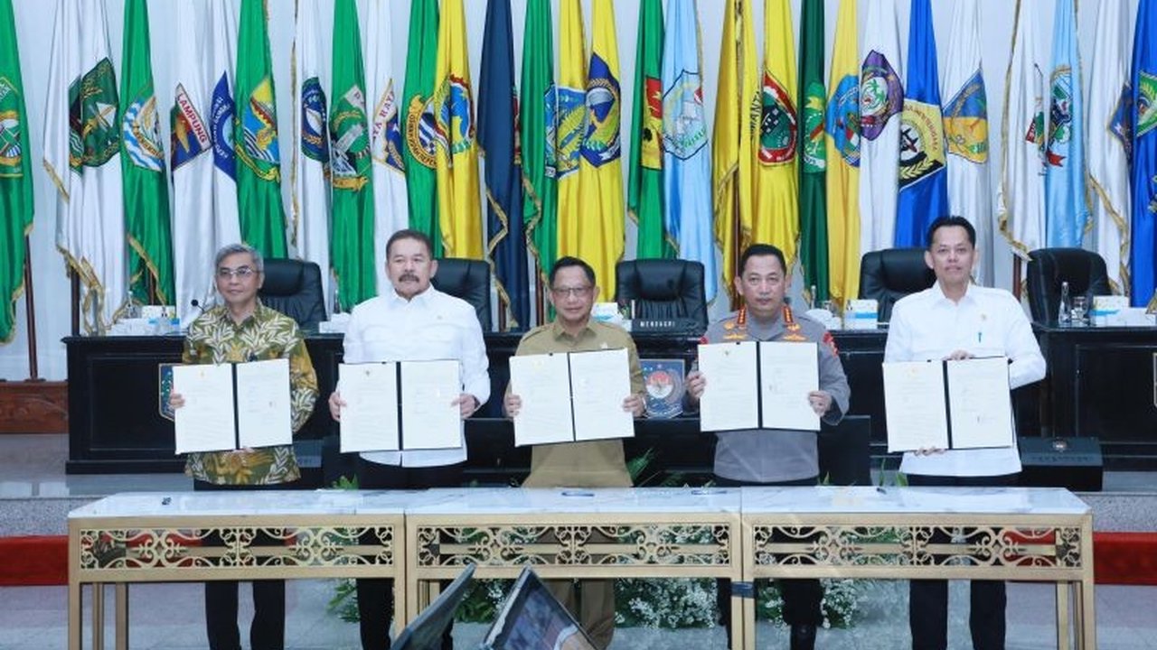 Mendagri Tito Karnavian bersama Jaksa Agung, Kapolri, KPK, dan BPPIK sepakat awasi perizinan daerah guna mencegah korupsi, permudah birokrasi, dan tingkatkan pertumbuhan ekonomi.