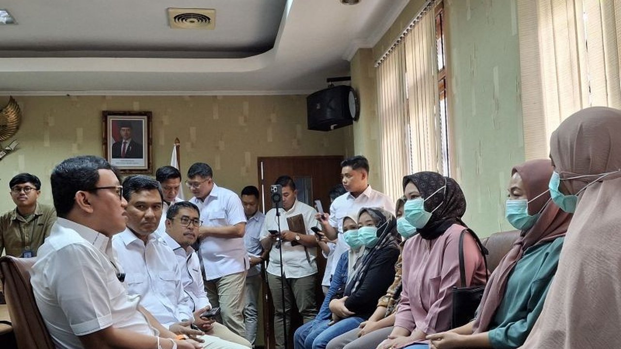 Kementerian Pelindungan Pekerja Migran Indonesia (KP2MI) berhasil mencegah keberangkatan tujuh calon pekerja migran Indonesia (CPMI) secara ilegal ke Oman dan Qatar, mengungkap praktik calo dan agen yang menjanjikan gaji tinggi namun beresiko tinggi.