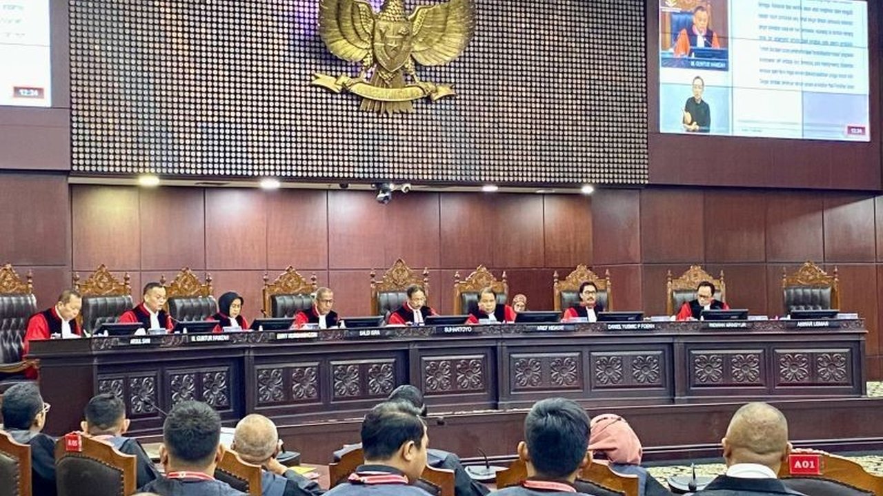 Hakim Konstitusi Anwar Usman menyatakan tidak ikut memutus sengketa Pilkada Sumut 2024 karena adanya hubungan keluarga dengan salah satu pasangan calon, Bobby Nasution, guna menghindari konflik kepentingan.