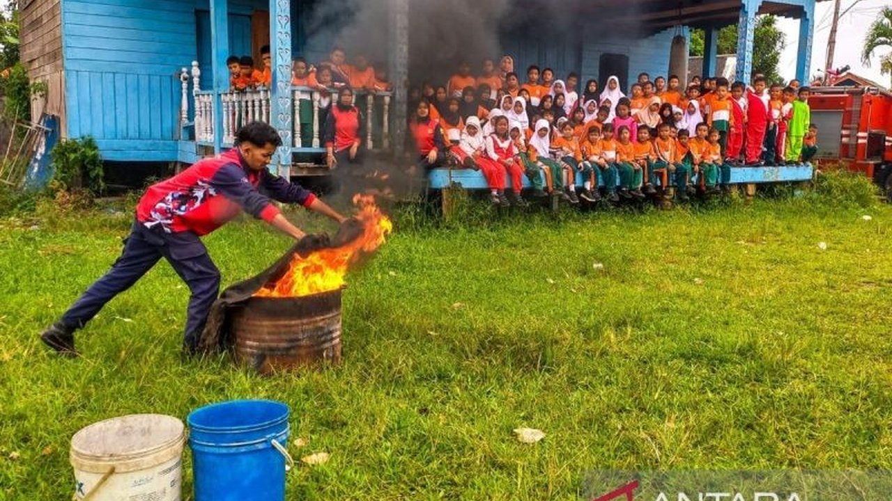 Dinas Damkar Natuna giat edukasi mitigasi kebakaran kepada anak-anak sejak dini melalui program sosialisasi dan praktik pemadaman api di sekolah-sekolah, guna meningkatkan kesadaran dan mencegah kerugian akibat kebakaran.