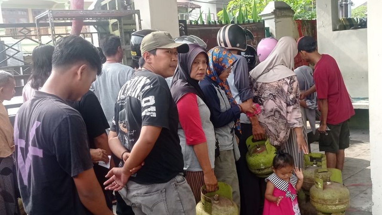 Disperindag Lebak menjamin ketersediaan elpiji 3 kg aman dan meminta warga membeli di pangkalan resmi untuk mencegah penimbunan dan mendapatkan harga yang lebih terjangkau, meskipun ada laporan warga yang kesulitan mendapatkan gas subsidi.