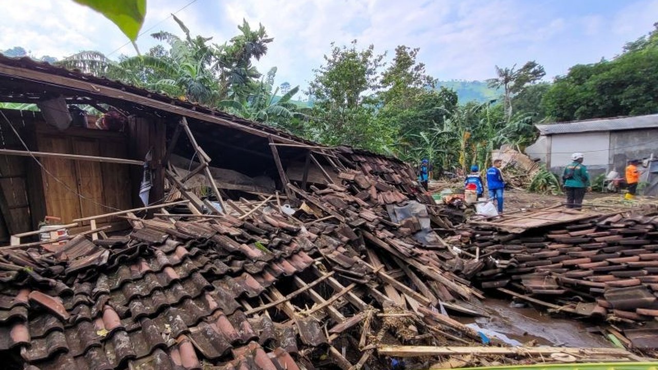 Banjir bandang menerjang dua desa di Kecamatan Kendit, Situbondo, Jawa Timur pada Senin, 3 Februari 2024, menyebabkan ratusan rumah rusak dan warga mengungsi.