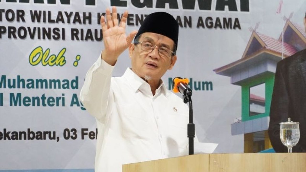 Wakil Menteri Agama (Wamenag) meminta ASN Kemenag Riau untuk lebih efisien dalam penggunaan anggaran dan fasilitas kantor, mulai dari pembatasan perjalanan dinas hingga optimalisasi rapat daring.