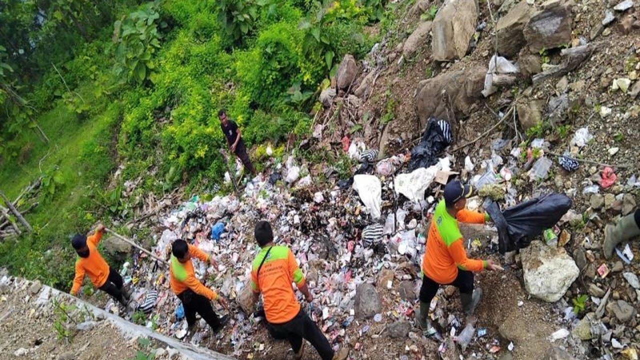 Pemkab Gunungkidul meluncurkan Surat Edaran Gerakan Gaya Hidup Sadar Sampah untuk mengatasi masalah sampah dari sumbernya, mengajak masyarakat mengurangi penggunaan plastik sekali pakai dan menerapkan prinsip reduce, reuse, recycle.