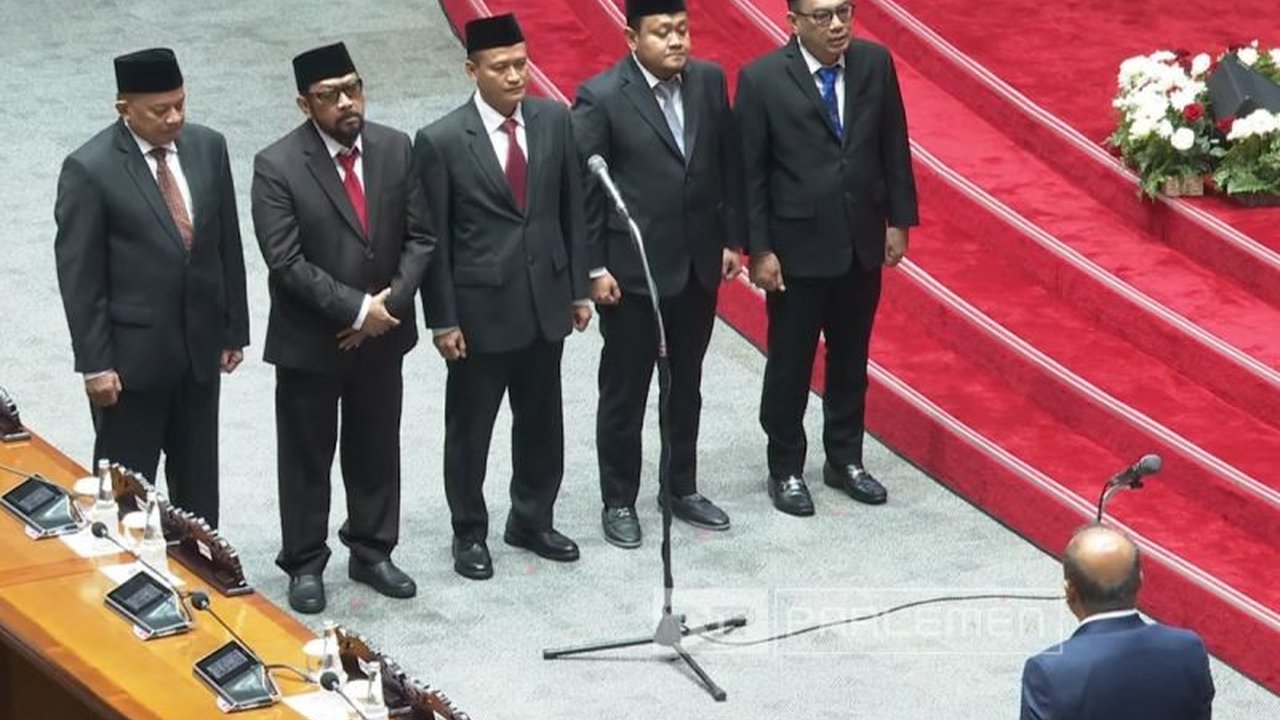 Rapat Paripurna DPR RI melantik lima anggota pengganti antarwaktu (PAW) untuk mengisi posisi anggota DPR yang kini menjabat sebagai menteri Kabinet Merah Putih, berdasarkan Keppres Nomor 8 Tahun 2025.