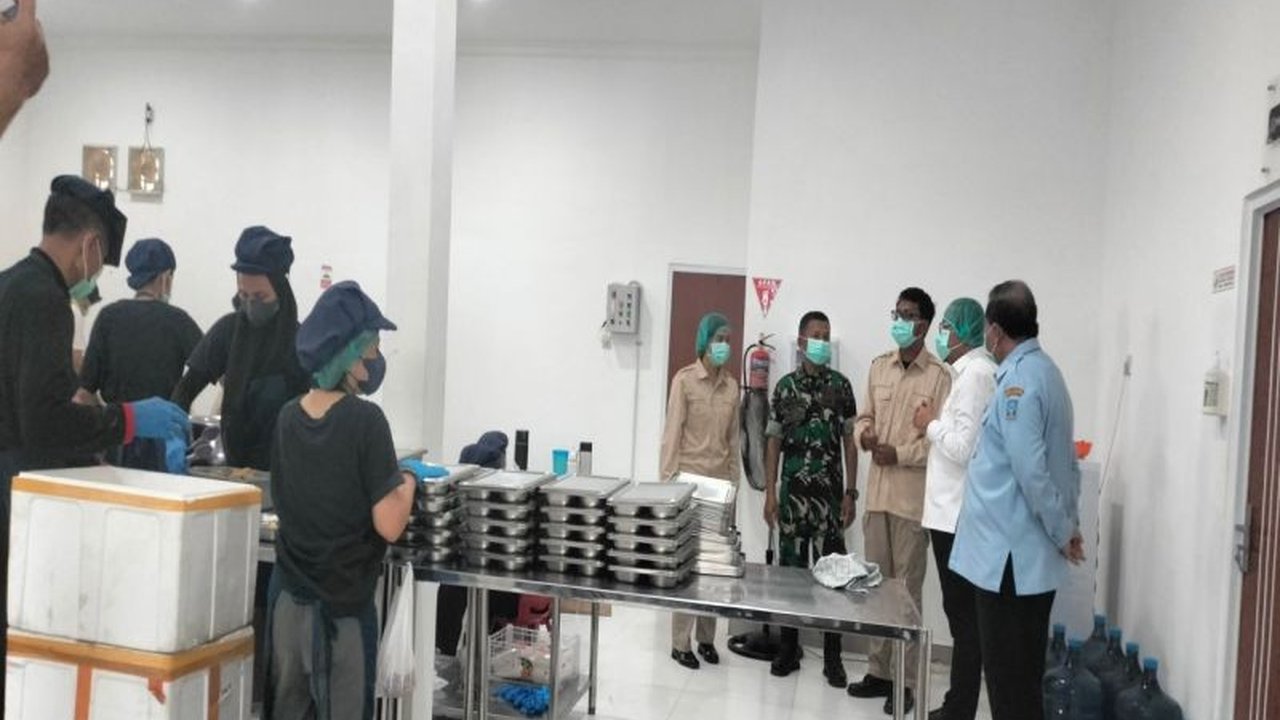 Wakil Kepala Staf Kepresidenan meninjau dapur SPPG di Sleman, Yogyakarta untuk memastikan kelancaran Program Makan Bergizi Gratis (MBG) dan menemukan beberapa kendala yang perlu diperbaiki, seperti renovasi dapur dan peningkatan standar peralatan.