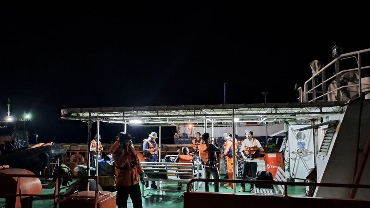 Tim SAR gabungan di Maluku Utara terus mencari Syahril Helmi, wartawan Metro TV yang hilang setelah ledakan RIB 04 SAR di perairan Oba pada 2 Februari 2025, melibatkan berbagai unsur dan kapal.