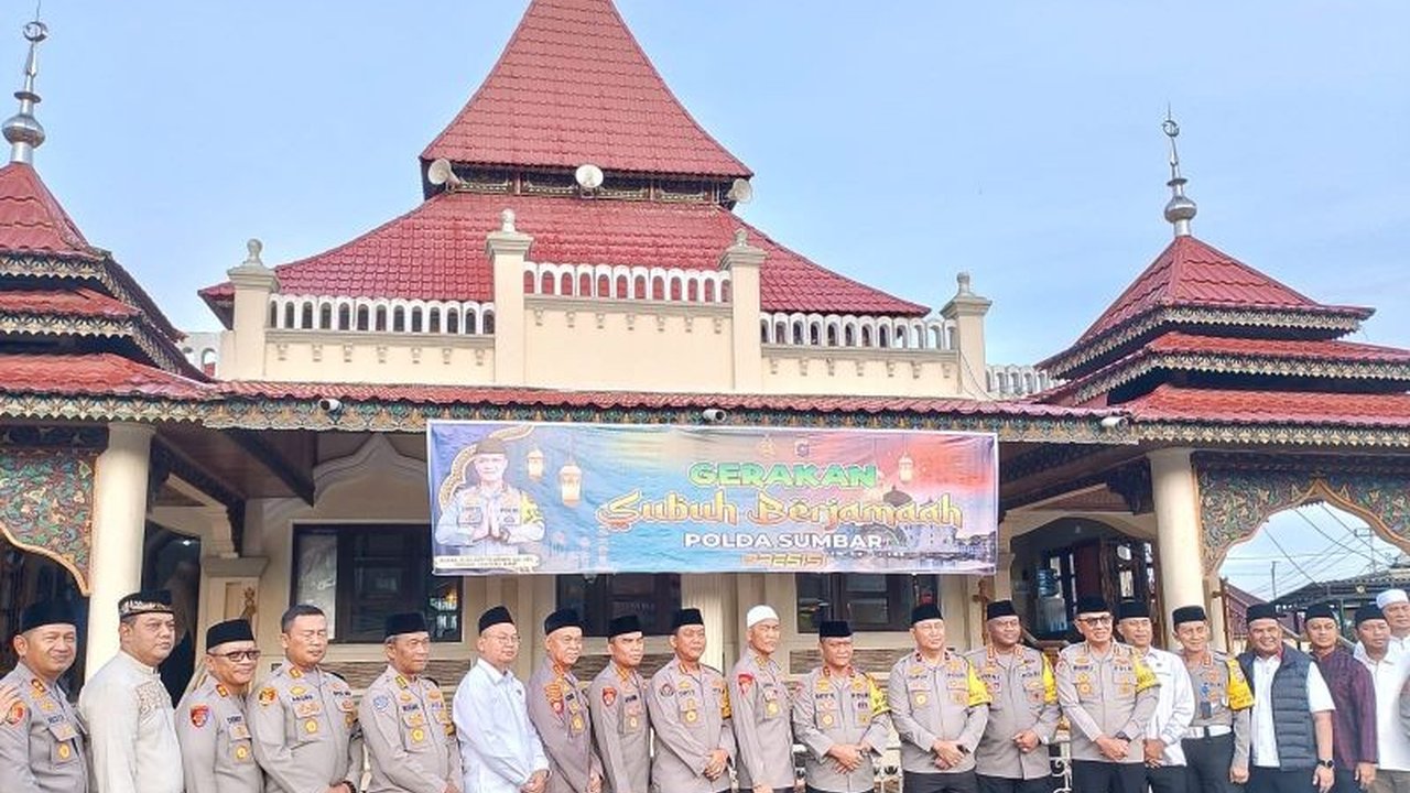 Kapolda Sumbar, Irjen Pol. Gatot Tri Suryanta, melaksanakan Gerakan Subuh Berjamaah di Masjid Jamik Taluak Agam, sebagai upaya mendekatkan polisi dengan masyarakat dan menekan angka kriminalitas, khususnya narkoba.