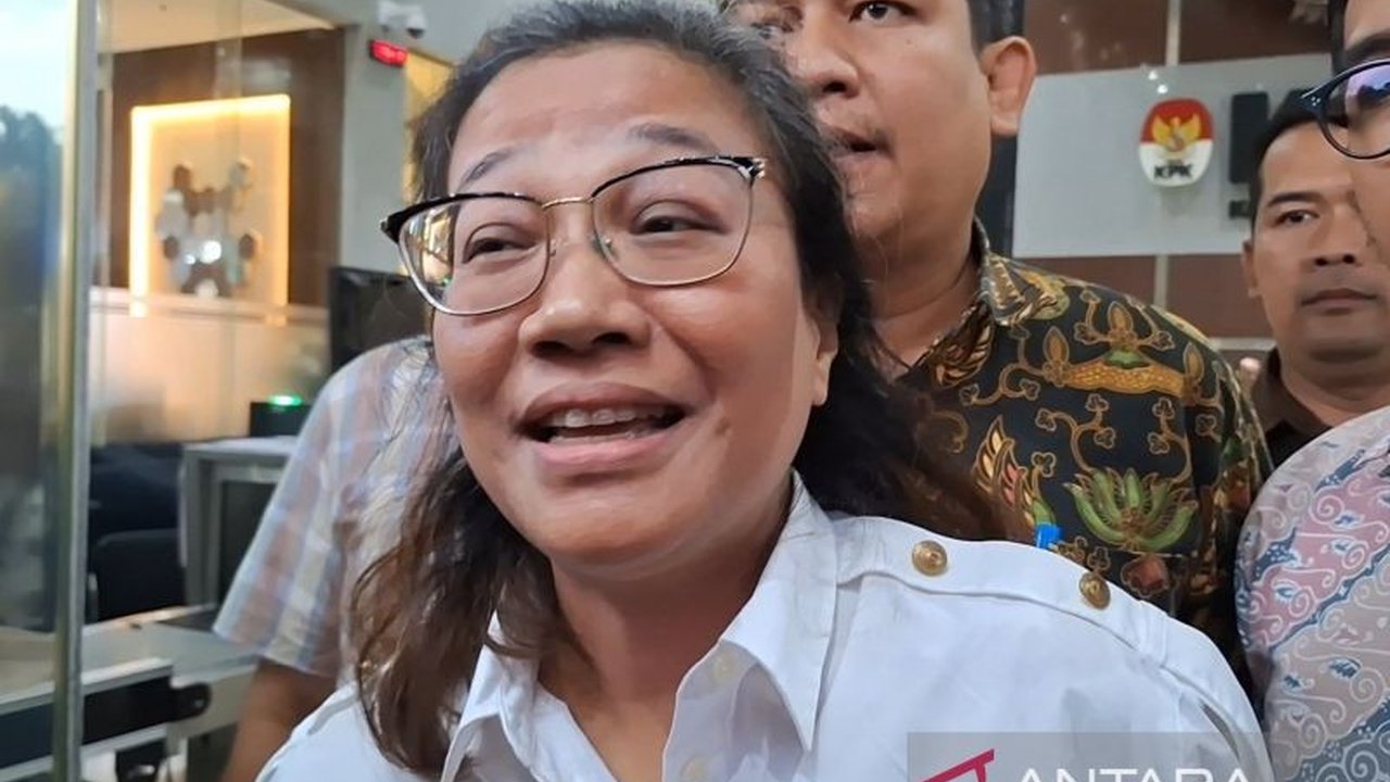 KPK mencegah Agustiani Tio Fridelina dan suaminya bepergian ke luar negeri terkait penyidikan kasus dugaan suap dan perintangan penyidikan yang melibatkan Sekretaris Jenderal PDI Perjuangan, Hasto Kristiyanto, dan  terkait kasus Harun Masiku.