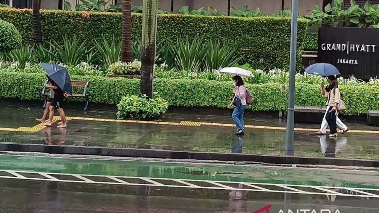 BMKG memprakirakan hujan dengan intensitas ringan hingga sedang akan mengguyur seluruh wilayah DKI Jakarta pada Rabu pagi dan siang, dengan rincian intensitas yang berbeda di tiap wilayah.