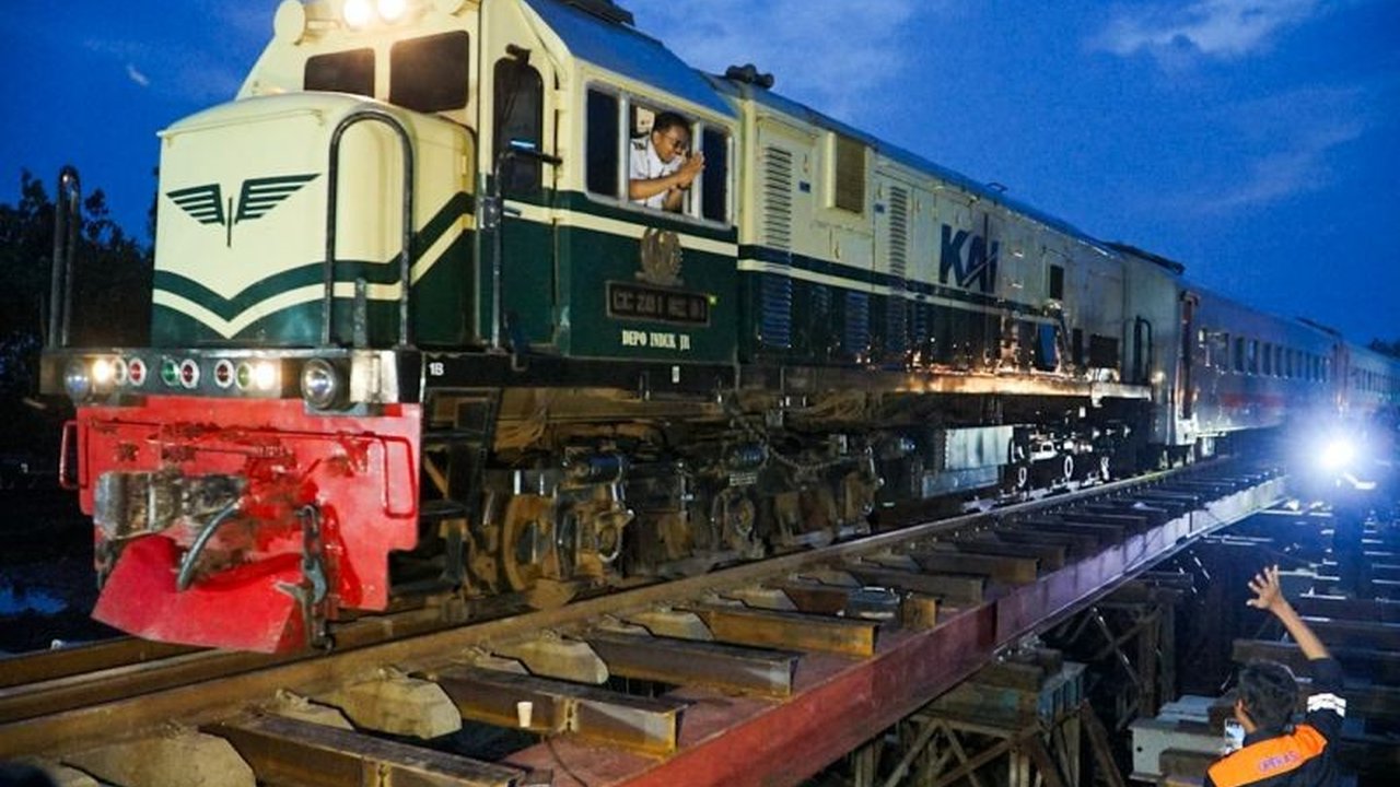 Setelah diterjang banjir, jalur kereta api di Grobogan, Jawa Tengah, berhasil dipulihkan sebagian dan KAI tengah melakukan uji coba untuk memastikan keselamatan perjalanan kereta api.