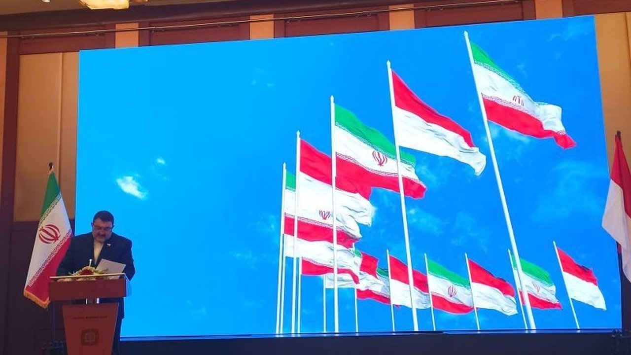 Kedutaan Besar Iran di Jakarta merayakan 46 tahun kemenangan Revolusi Islam Iran dan 75 tahun hubungan diplomatik dengan Indonesia, ditandai dengan penerbitan prangko peringatan dan sambutan dari pejabat tinggi kedua negara.