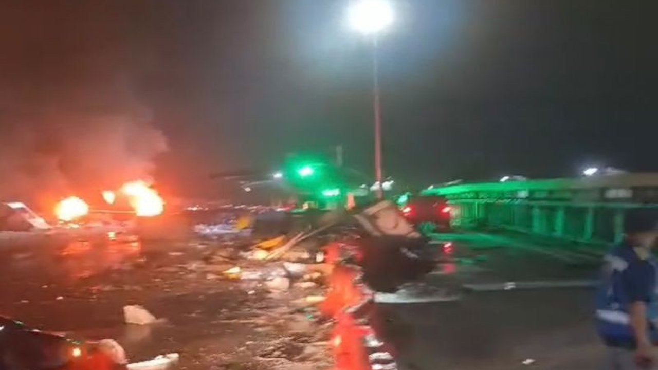 Kecelakaan maut terjadi di Gerbang Tol Ciawi, Kabupaten Bogor, Jawa Barat pada Rabu dini hari (5/2), melibatkan beberapa kendaraan dan mengakibatkan korban;  pihak berwajib tengah menyelidiki penyebab kecelakaan.