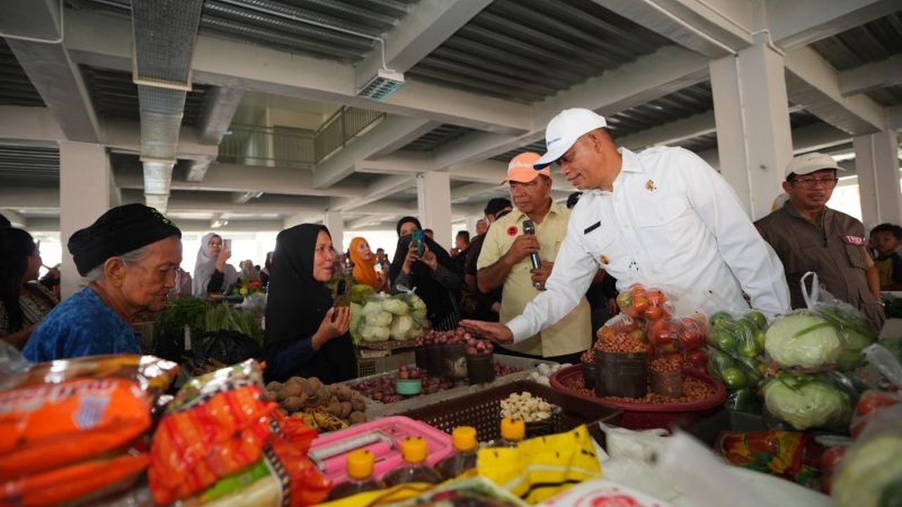 Revitalisasi Pasar Sentral Bulukumba oleh Pemkab Bulukumba berhasil mendongkrak perekonomian daerah, ditandai peningkatan pendapatan pedagang dan pembangunan infrastruktur pendukung.