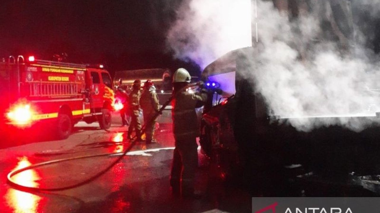 Kecelakaan beruntun di Gerbang Tol Ciawi, Bogor, Selasa malam (4/2) menewaskan enam orang dan melukai dua lainnya, diduga akibat rem blong sebuah truk yang menabrak sejumlah kendaraan.