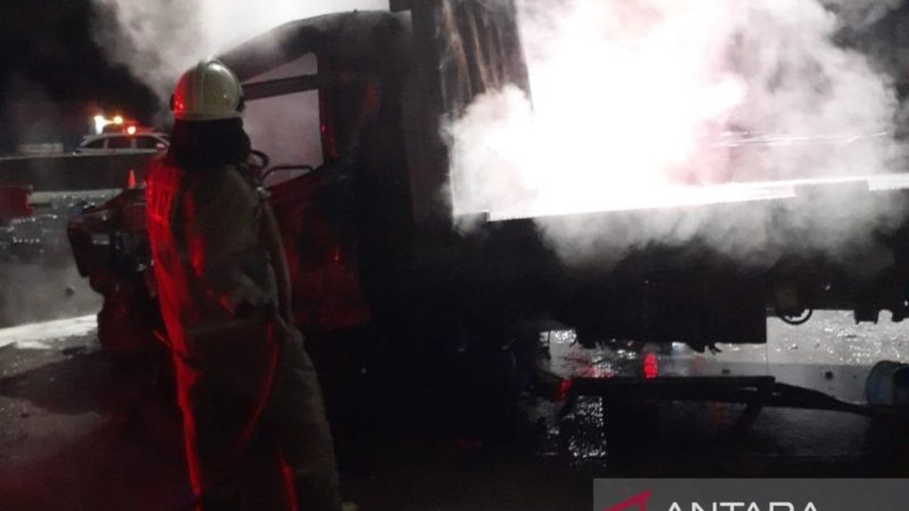 Kecelakaan beruntun di Gerbang Tol Ciawi, Bogor, Selasa malam, mengakibatkan 8 orang meninggal dunia dan 11 lainnya mengalami luka-luka; diduga disebabkan oleh truk yang mengalami rem blong.