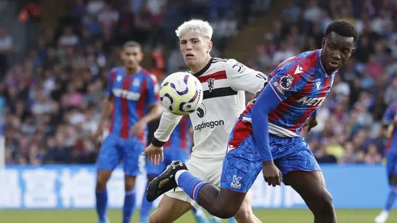 Penyerang sayap Manchester United (MU), Alejandro Garnacho, berduel dengan winger Crystal Palace, Eddie Nketiah, dalam laga pekan kelima Premier League 2024/2025 di Selhurst Park, Sabtu (21/9